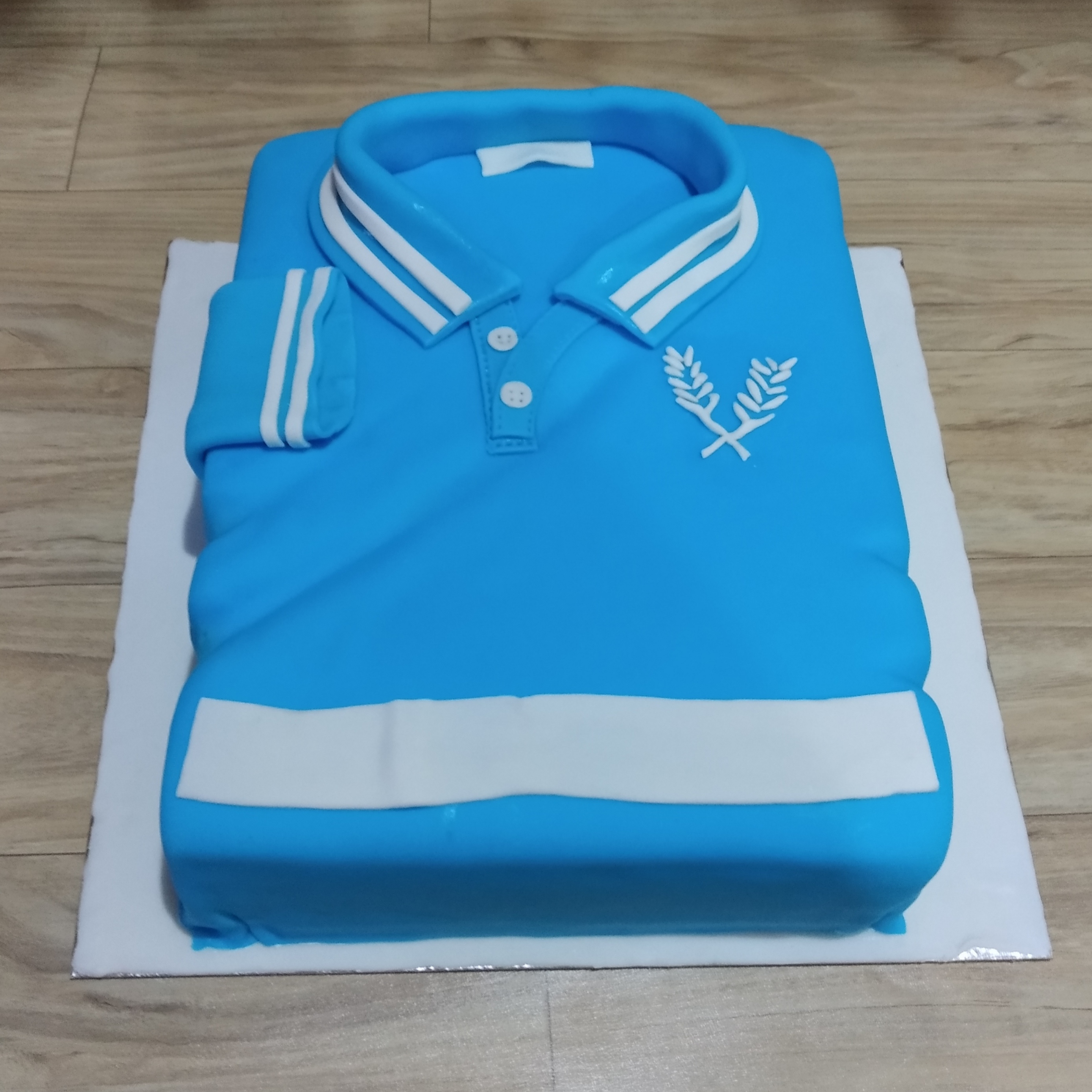 A very decent design of Shirt Cake available